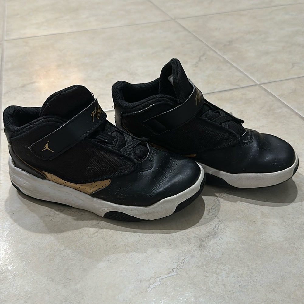 Kids’ Jordan True Flight basketball shoes